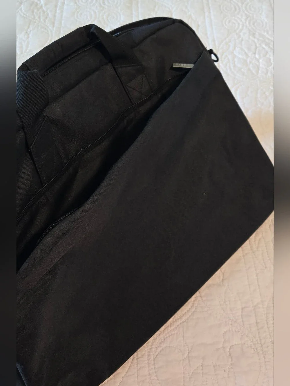 Voova Black Fabric Laptop Bag. Fits a 17
